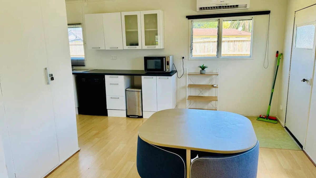 Whitianga Cabin | Charming Sleepout: Spa Pool, Pets Welcome, Scooters & Family Friendly