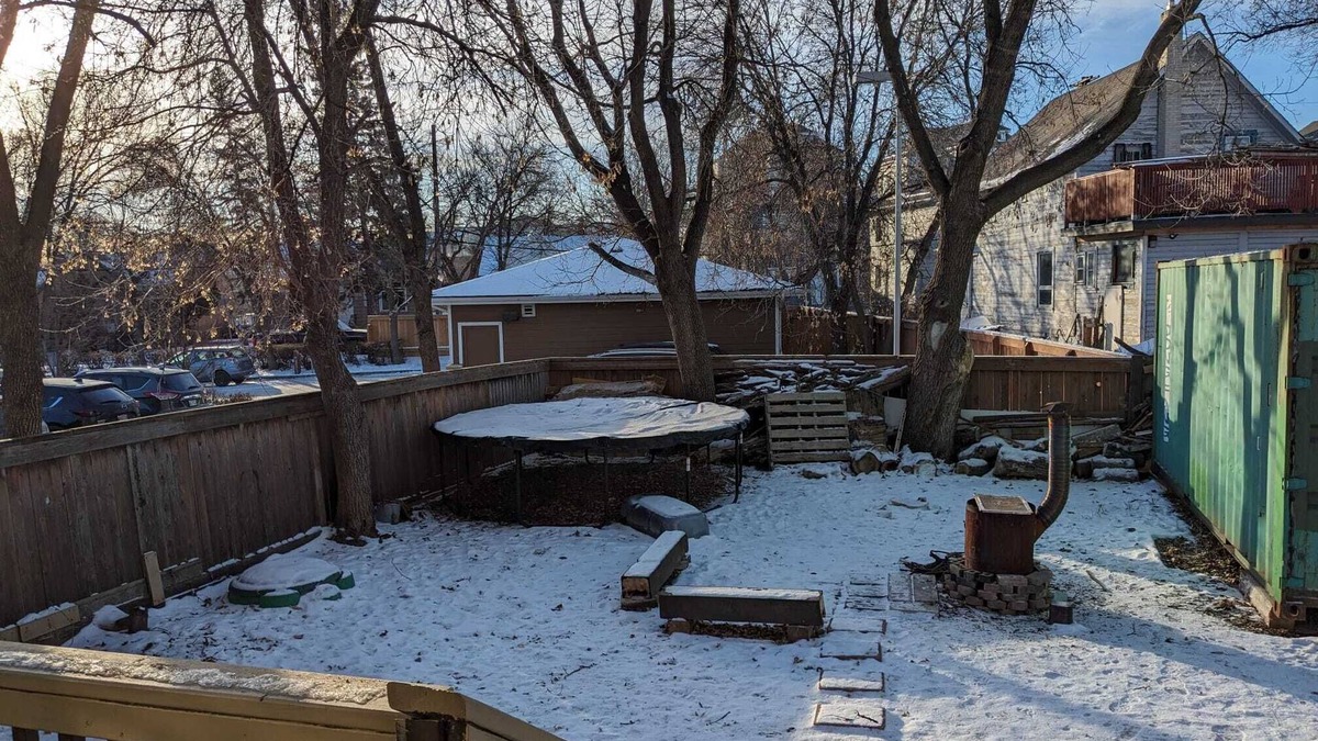 Winnipeg House | Charming small 2-bedroom unit in brilliant Winnipeg with AC, WiFi and trampoline