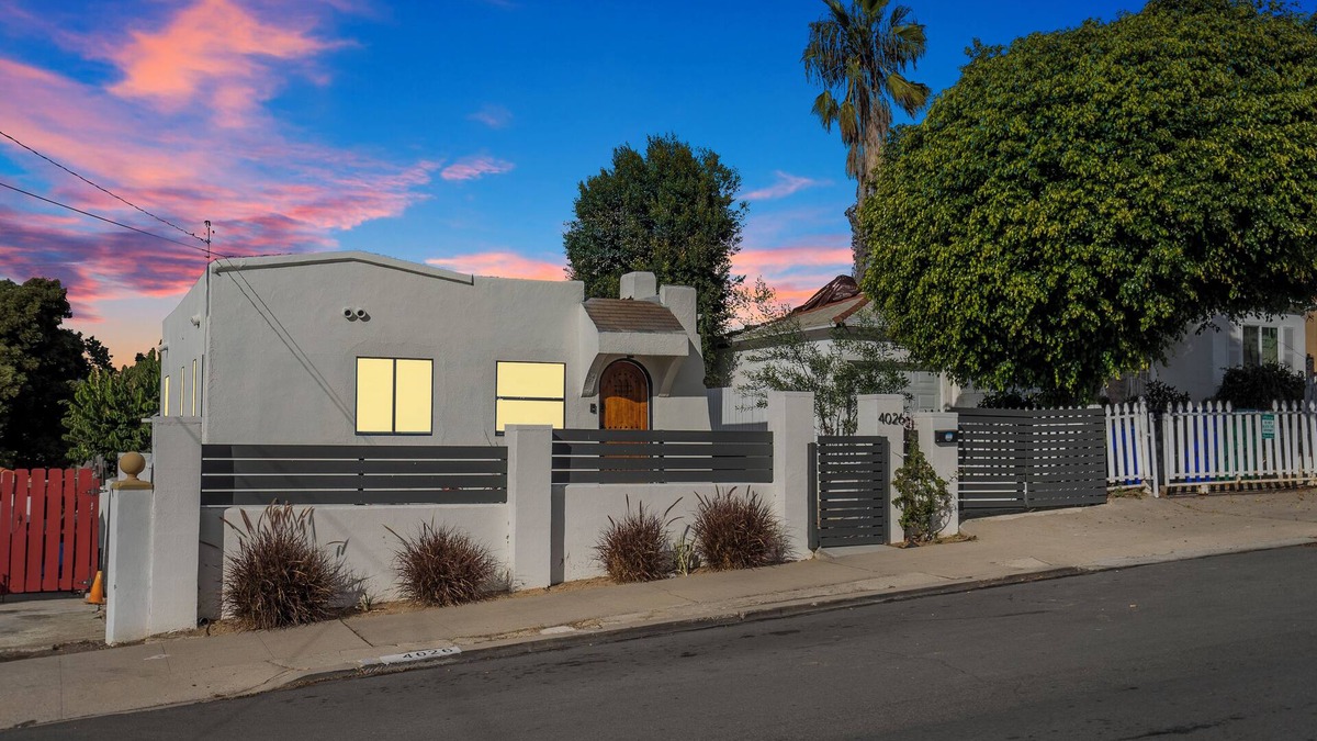 National City House | Charming Smart 2-bedroom house with Hottub, WiFi & EV Charger in sunny San Diego