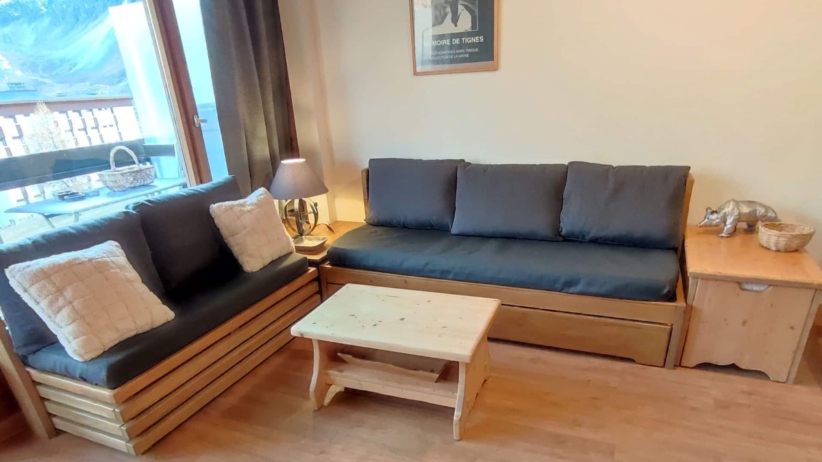 Tignes le Lac Apartment | Charming south-facing apartment at the foot of the ski runs. Close to shops.