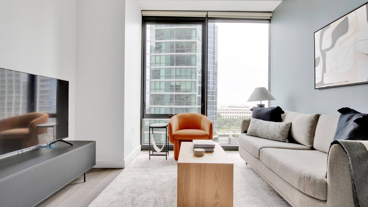 South Loop Apartment | Charming South Loop 2BR w/Pool, Gym & Spa, nr Grant Park, by Blueground