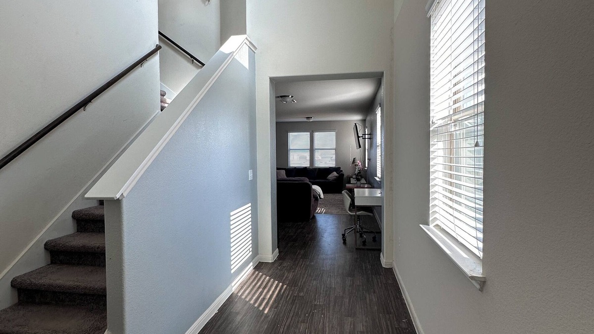 Kyle House | Charming Spacious 4-bedroom house 20 mins from Airport