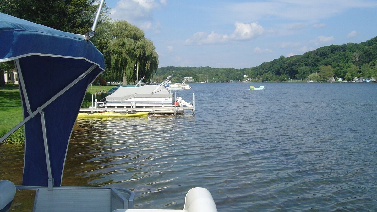 Cloverdale House | Charming Spacious 5 Bedroom Lakefront Vacation Home