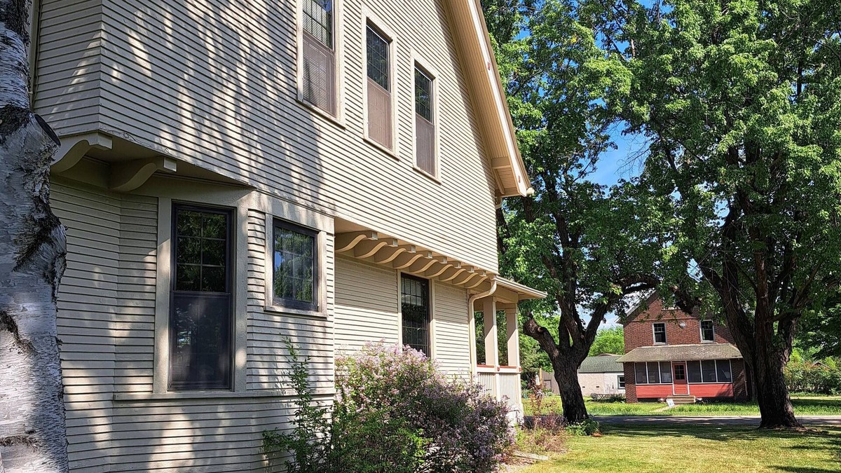 Pine River House | Charming, Spacious Craftsman in Lakes Country! Short walk to beach/park/food