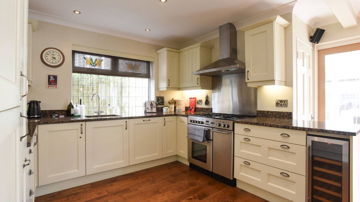 Clanfield House | Charming & Spacious Family Retreat with South-Facing Garden