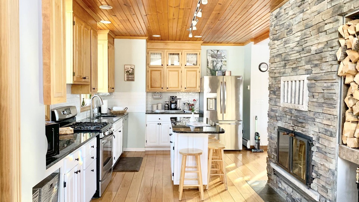 Maplewood House | CHARMING & SPACIOUS retreat near shopping, restaurants & downtown St Paul.