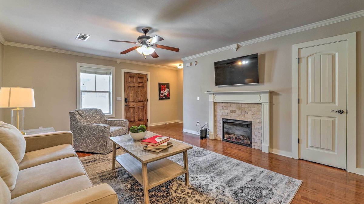 Johnson House | Charming Springdale Townhome ~ 5 Mi to Dtwn!