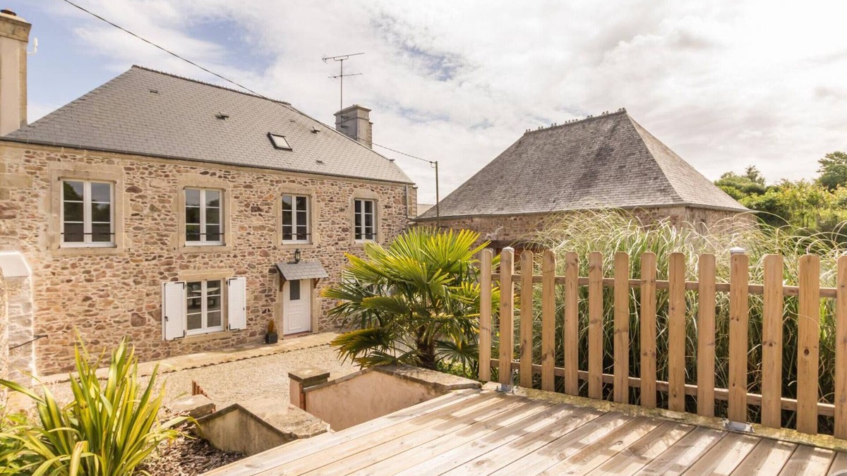 Teurtheville-Bocage Cottage | Charming stone house with enclosed garden in Teurthéville-Bocage