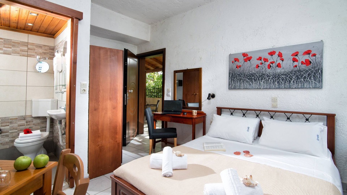 Limenas Chersonisou Apartment | Charming Studio 2 minutes walk from a sandy beach