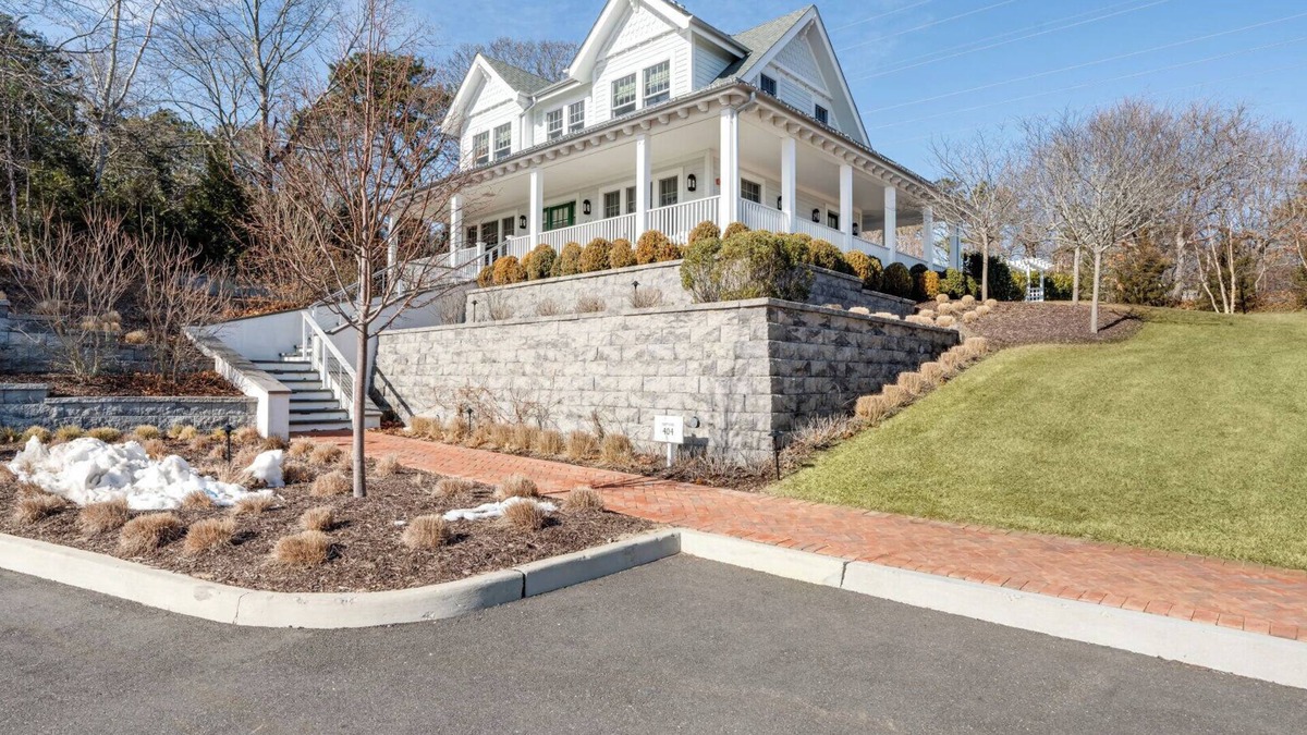 Hampton Bays Hotel | Charming, Stand-alone, 2-Story, Garden Cottage at Historic Canoe Place Inn