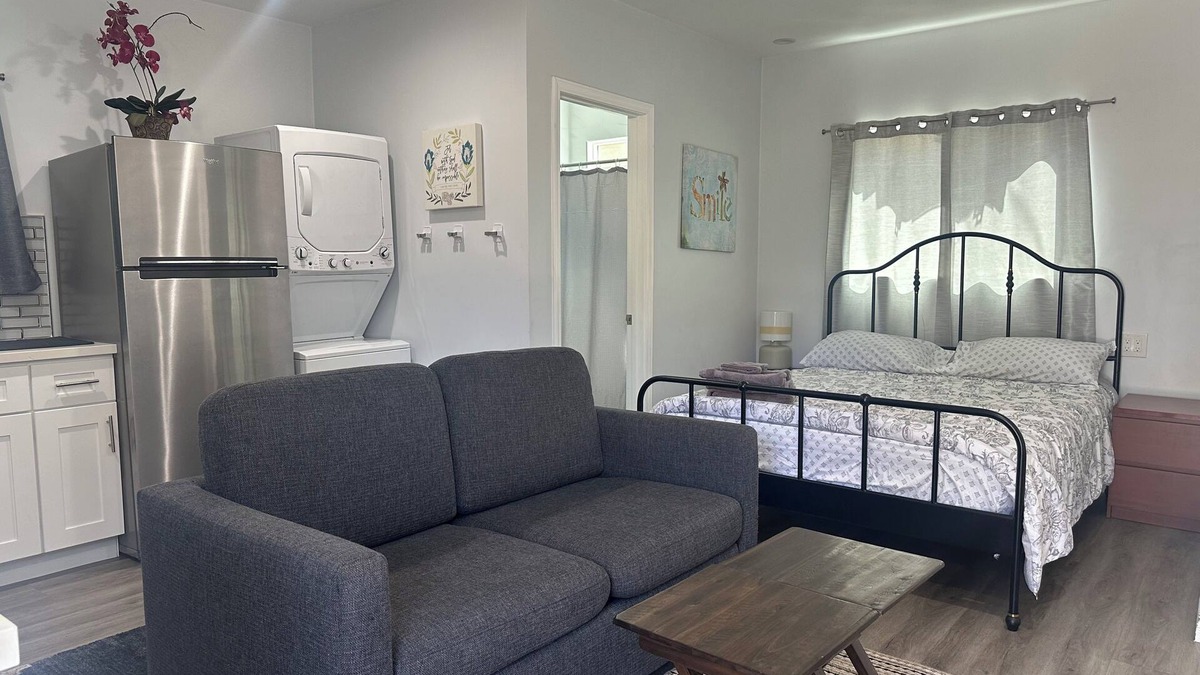 Burbank House | Charming stand alone guest house in Pleasant Burbank with AC