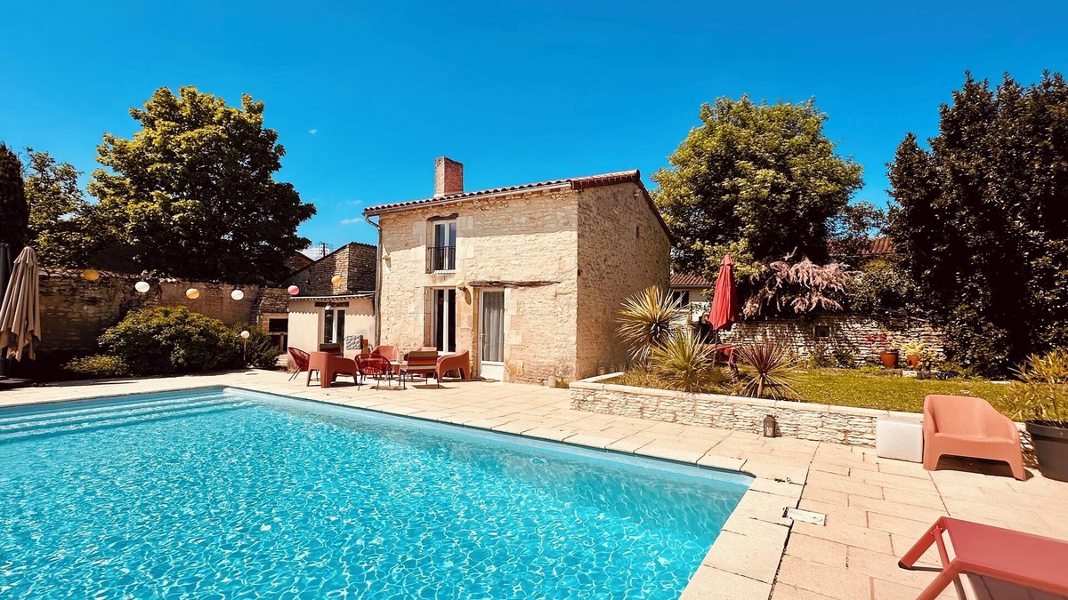 Neuville-de-Poitou House | Charming stone cottage with swimming pool