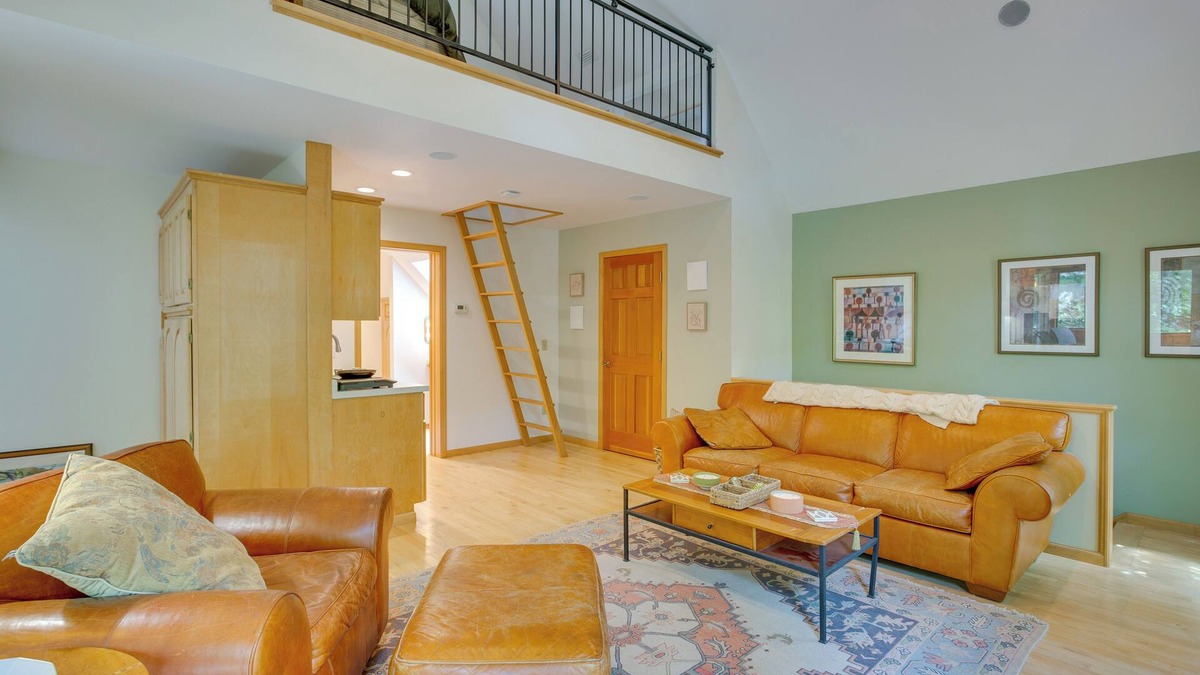 Stockholm Apartment | Charming Stockholm Abode in Walkable Location!