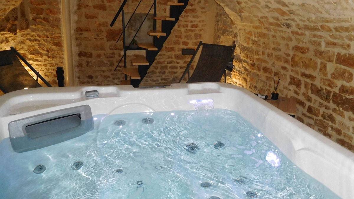 Laville-aux-Bois Cottage | Charming Stone House with Jacuzzi, Forest Walks, and Baby Equipment in Rural Village
