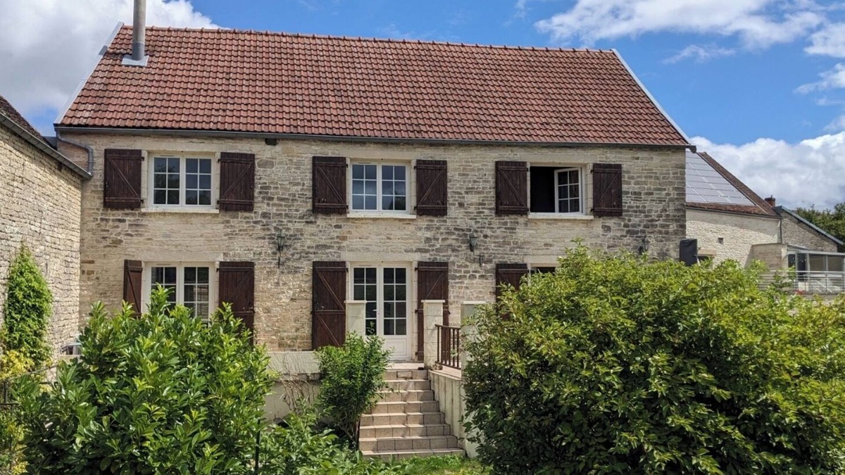 Gye-sur-Seine House | Charming stone house along the Seine in the heart of the Champagne vineyards