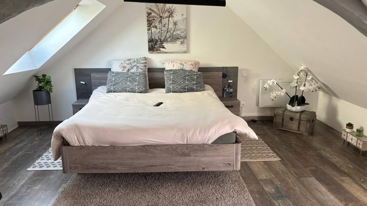 Ecouflant House | Charming stone house on the waterfront in a small family village