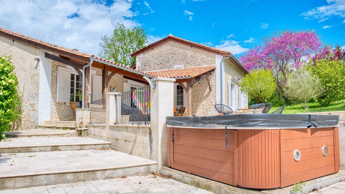 Allemans House | Charming Stone House with Pool and Enclosed Garden :nA Haven of Comfort and Serenity
