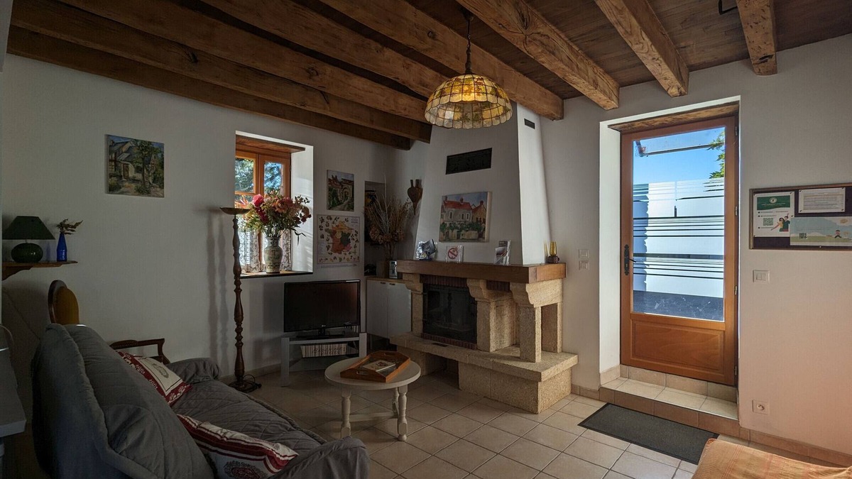 Perassay Cottage | Charming Stone House with Terrace, Kids’ Playground, and Equestrian Space in Scenic Berry