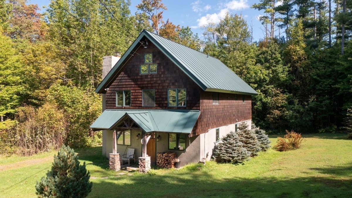 South Londonderry House | Charming Stratton 4BR Chalet - a cozy ski retreat and family getaway!