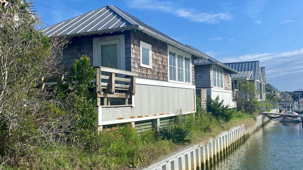 Bald Head Island Apartment | Charming Studio/Cottage in Marina BHI & Shoals Club Available