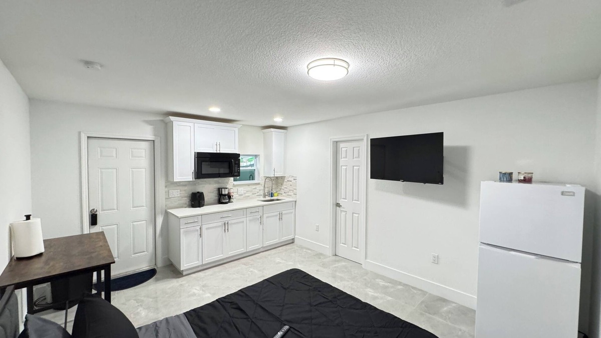 Lake Worth Corridor Apartment | Charming Studio Apartment at Lake Worth Beach!