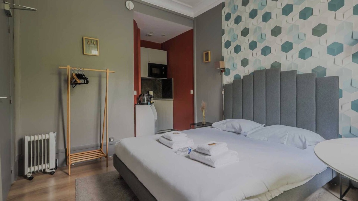 Porte-Saint-Martin Apartment | Charming Studio - 2P - Near Gare de l'Est