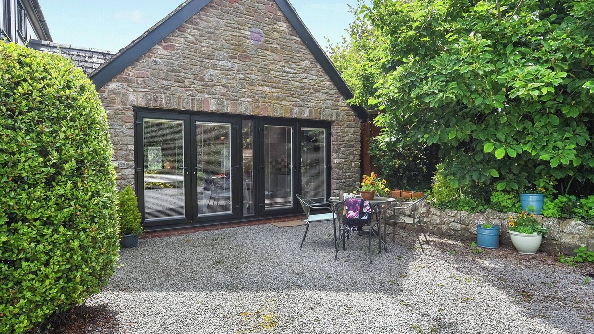 Llangarron Cottage | Charming Studio Apartment in a Tranquil, Historic Village located near Ross-on-Wye.