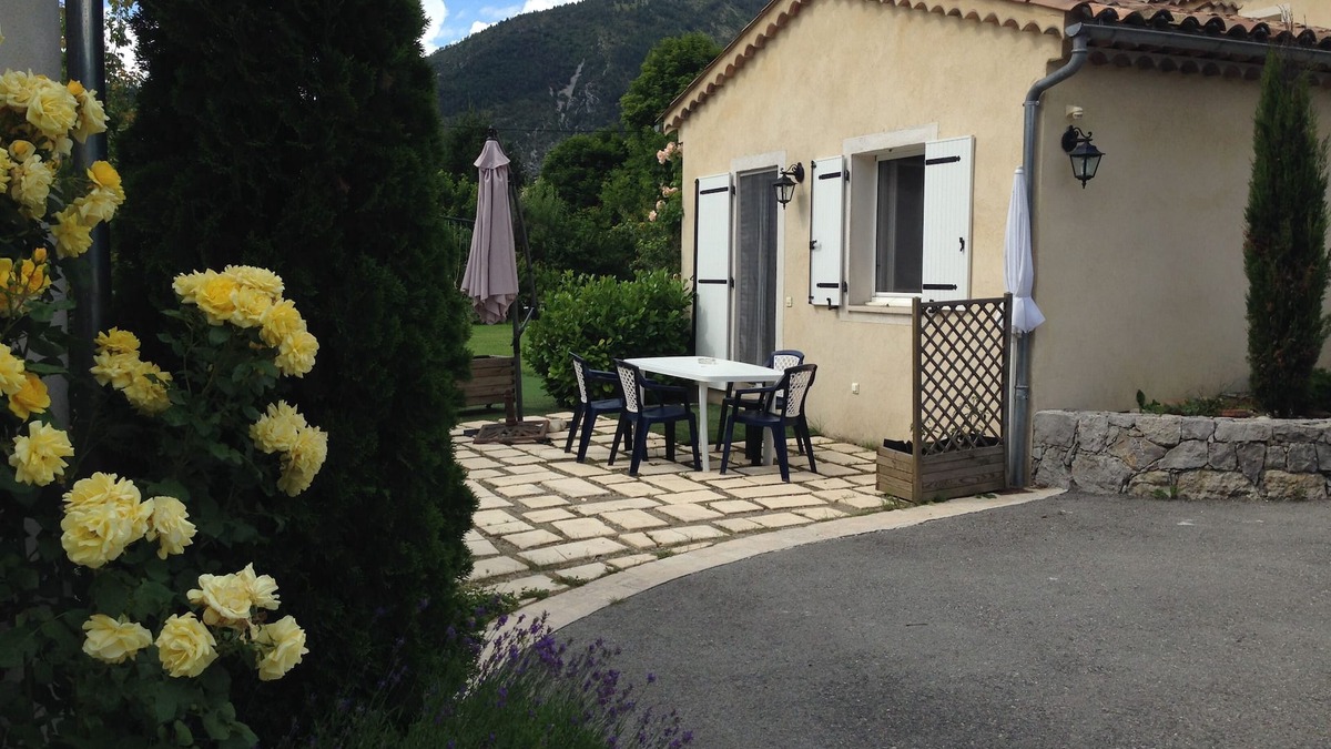 Castellane Apartment | CHARMING STUDIO CASTELLANE 500m from the square