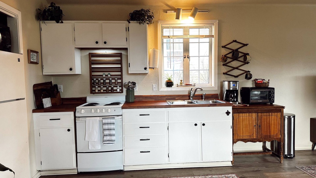 Philomath Apartment | Charming studio in brilliant Philomath with AC, WiFi