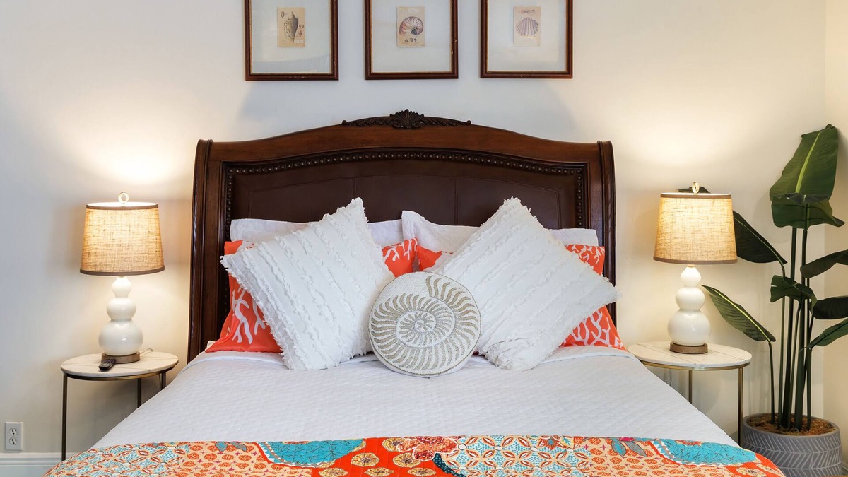 Old Town Apartment | Charming Studio in Historic Key West, 5-Min Bike Ride to Beach & Bikes Included!