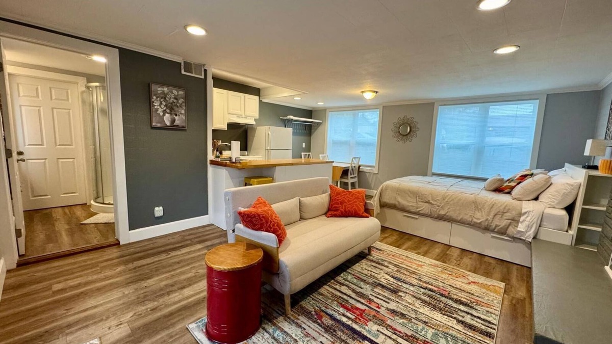 Roxhill Apartment | Charming studio in marvelous Seattle with fenced patio