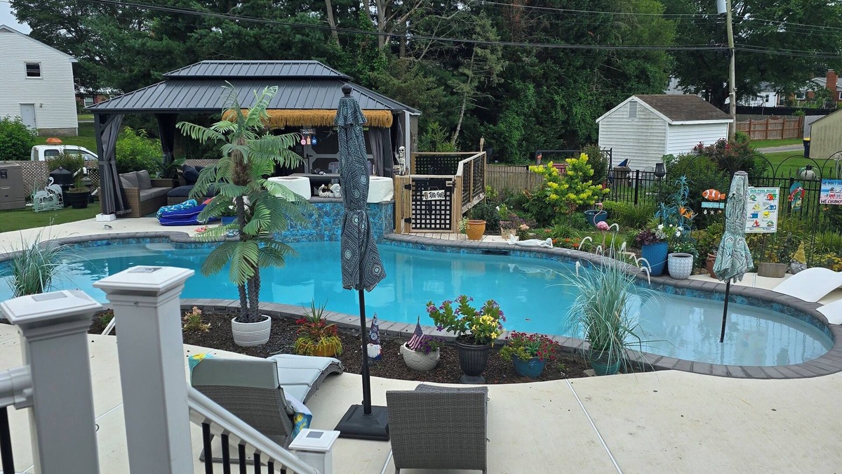 Dover House | Charming studio in peaceful Dover with AC, WiFi, pool, hot tub