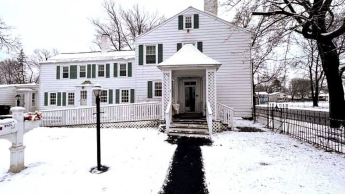 Troy Apartment | Charming studio in riverfront Troy mansion