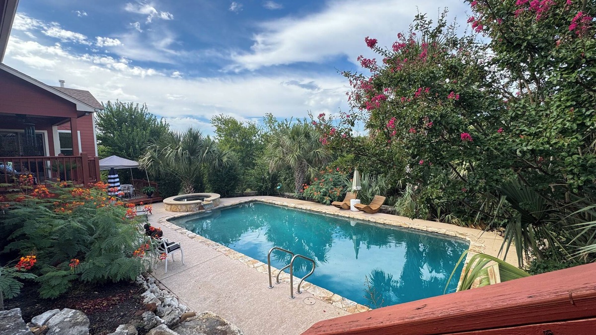 Bastrop Cottage | Charming Studio in wonderful Bastrop with Pool