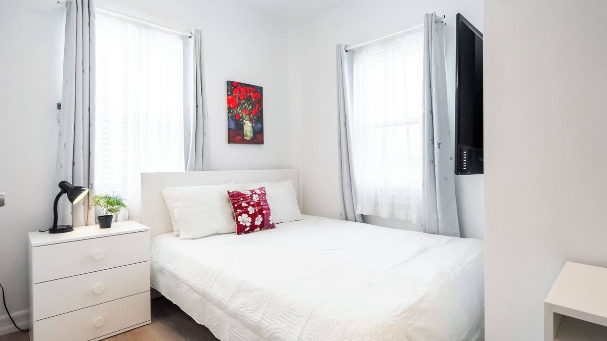 Queens Apartment | Charming studio in wonderful Queens with AC, WiFi