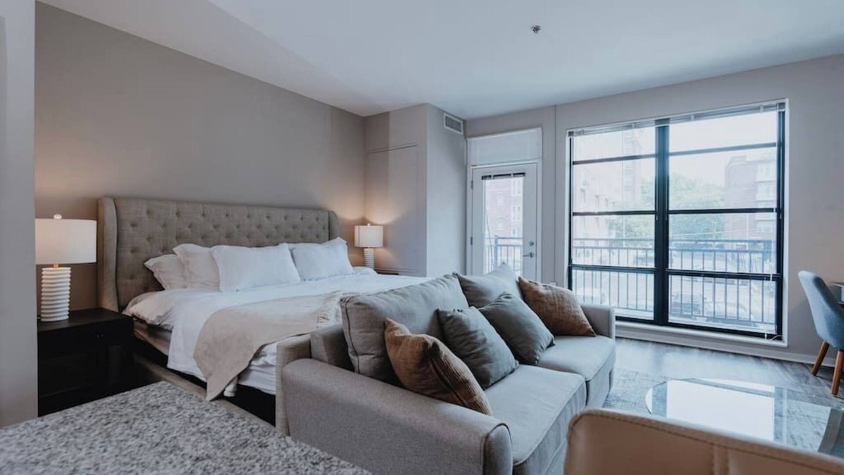 DeBaliviere Place Apartment | Charming Studio King Bed & Pool St Louis