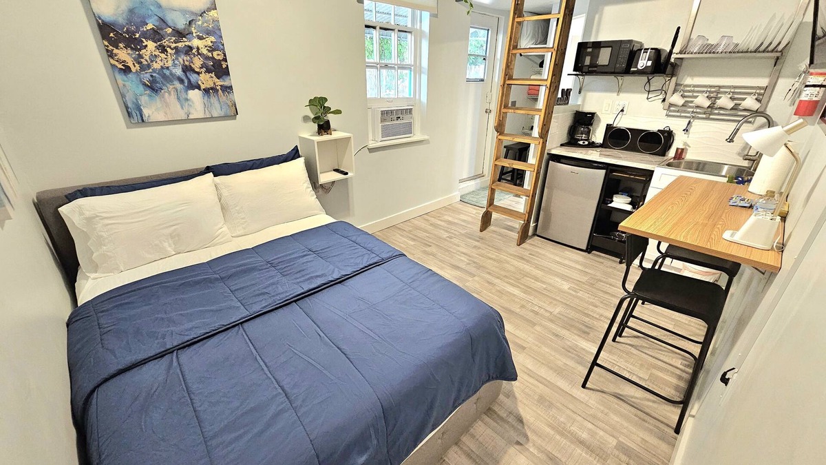Royal Poinciana Apartment | Charming Studio Loft In Hollywood Beach, Free Parking