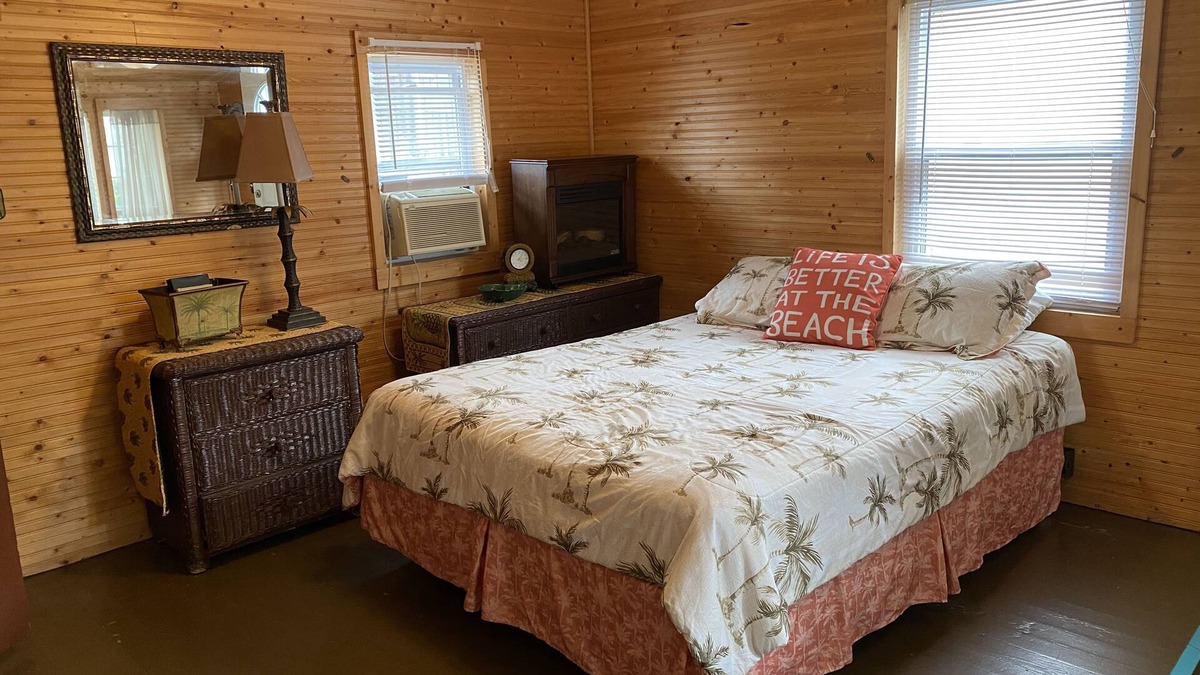 Applegate Cottage | Charming studio overlooking the lake
