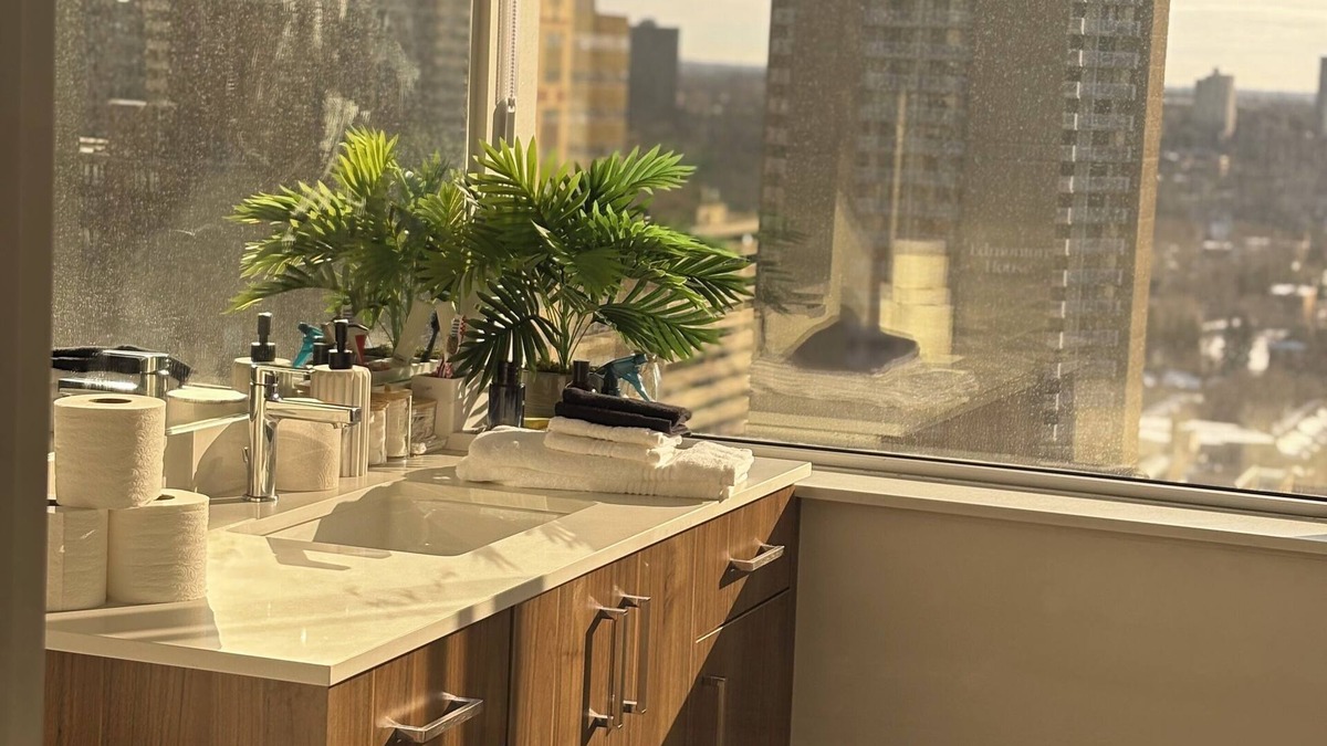 Downtown Edmonton Apartment | Charming Studio Retreat in the Heart of Downtown – Perfect for City Explorers