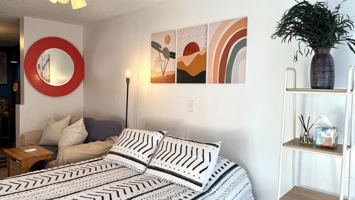 Southwest Apartment | Charming Studio in Great Location, under 10 minutes to beach, downtown, airport