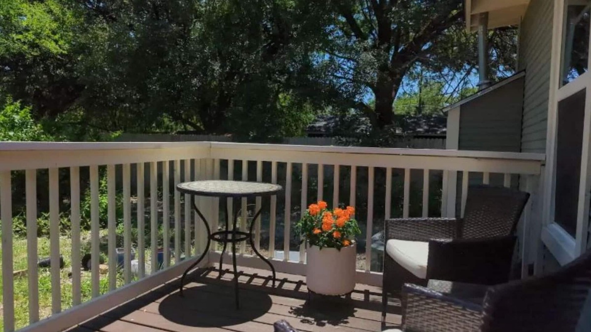 Southtown House | Charming Studio w Deck Garden