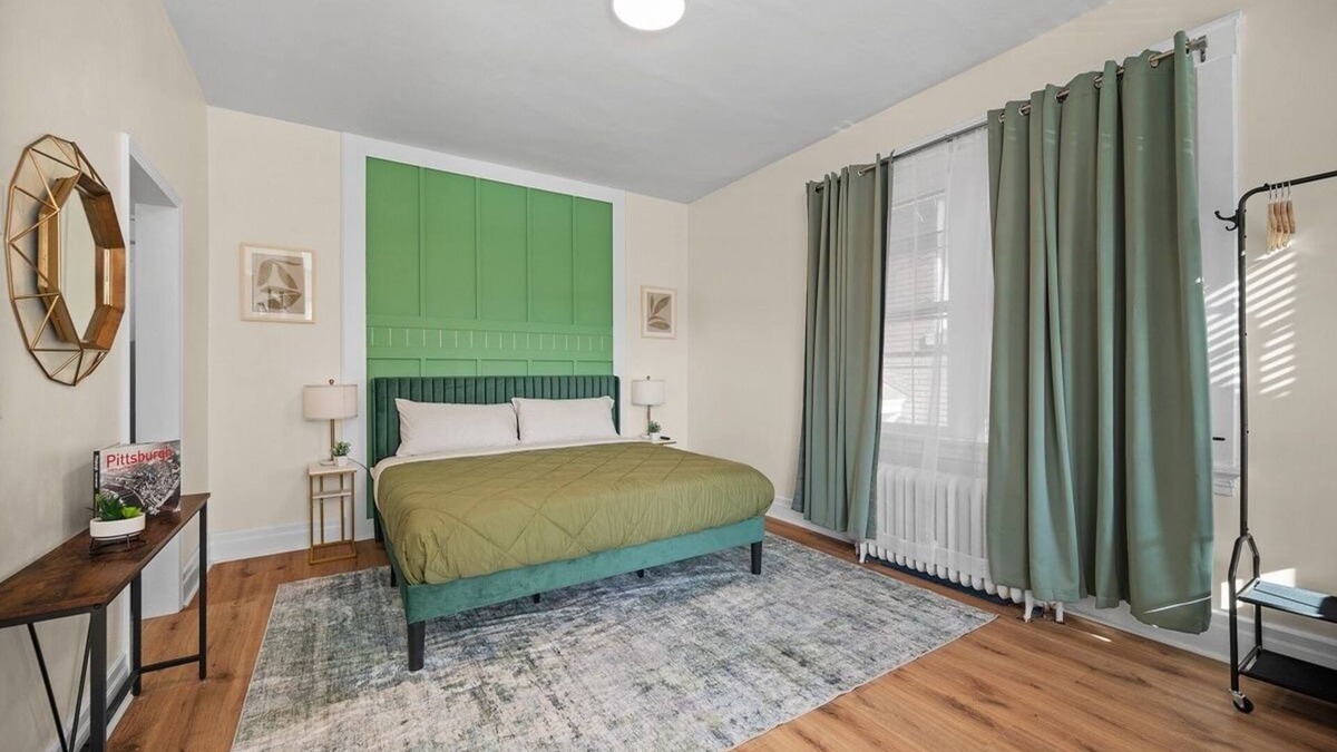 Pittsburgh Apartment | Charming Studio w/Sun Room sleeps 4