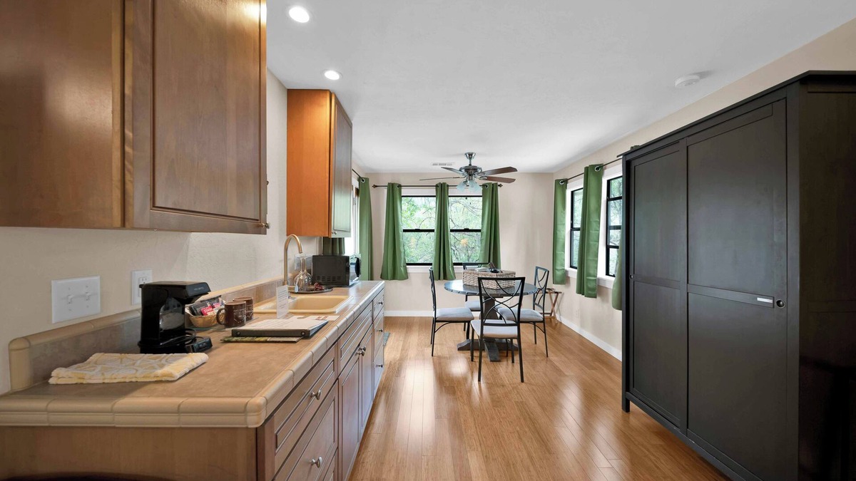 O'Brien Bed & Breakfast | Charming studio with private balcony and jet tub!