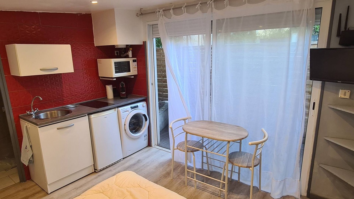 Saint Maurice Apartment | Charming Studio with Private Terrace in a Quiet Area - Urban Escape Guaranteed!