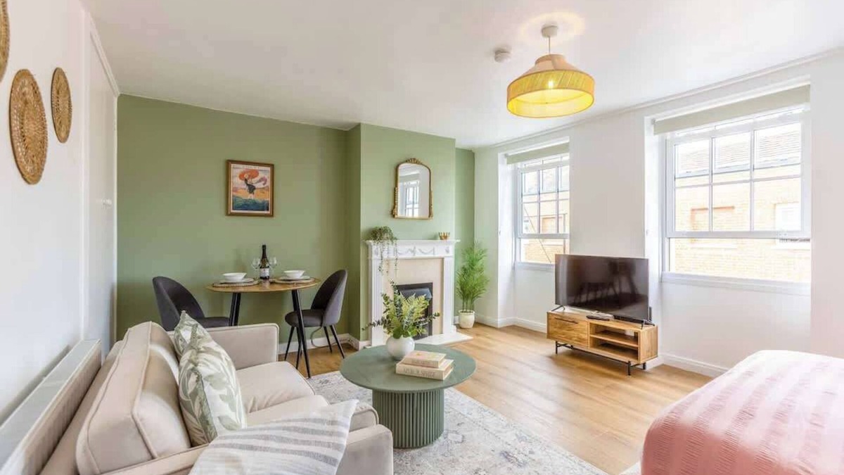 Windsor City Centre Apartment | Charming Studio with Stunning Windsor Castle Views