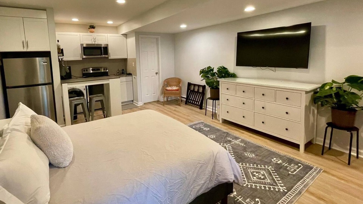 South Oakland Apartment | Charming studio with WiFi and AC in vibrant Pittsburgh