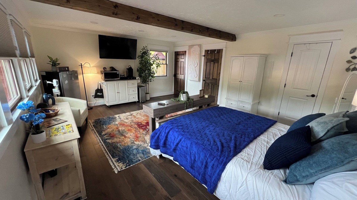 Helen Apartment | Charming studio with WiFi and AC in delightful Helen. 55 in TV and steps to town