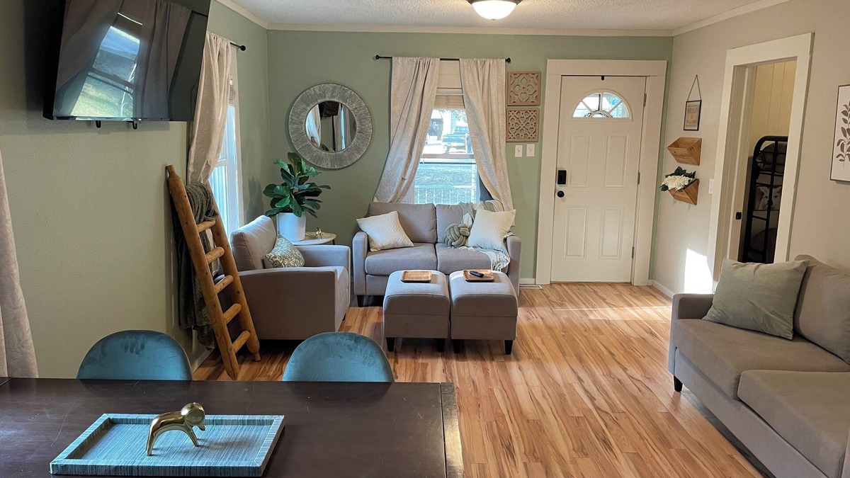Winfield House | Charming & Stylish 2-bedroom house with free WiFi in Winfield