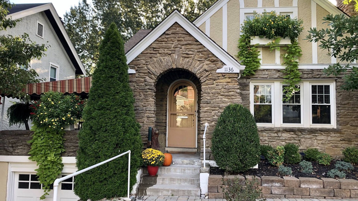 Mount Lookout House | Charming Stylish 5 Star Hyde Park Home-November Weekend special pricing!