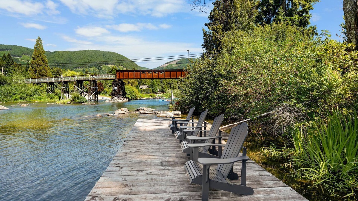 Lake Cowichan Hotel | Charming Suite at Riverside Boutique Motel - Cedar